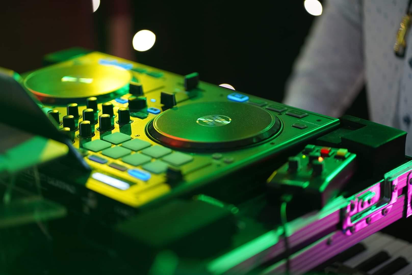 Zbliżenie na podświetloną konsoletę DJ-ską