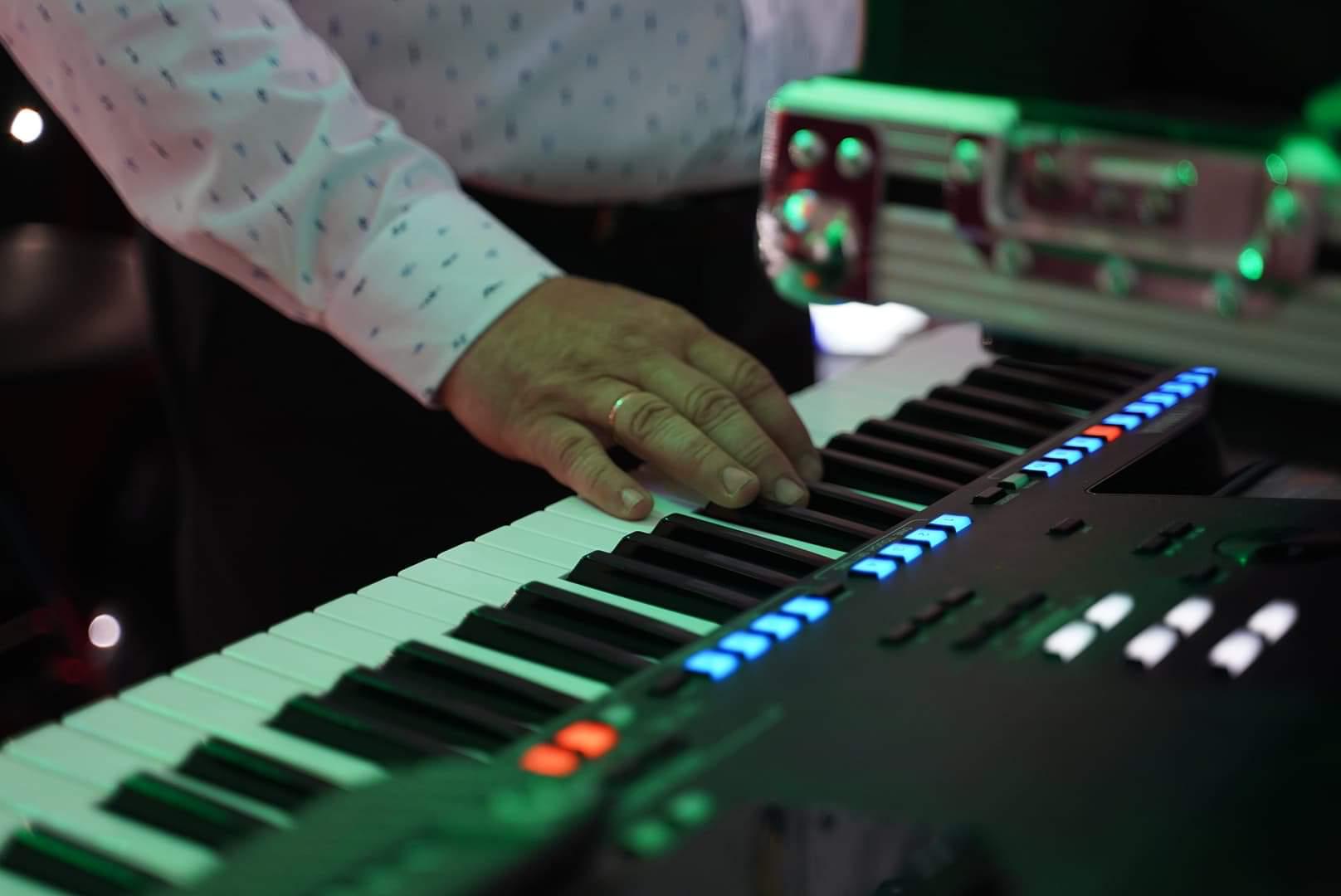Dłoń Wojtka grająca na klawiszach instrumentu