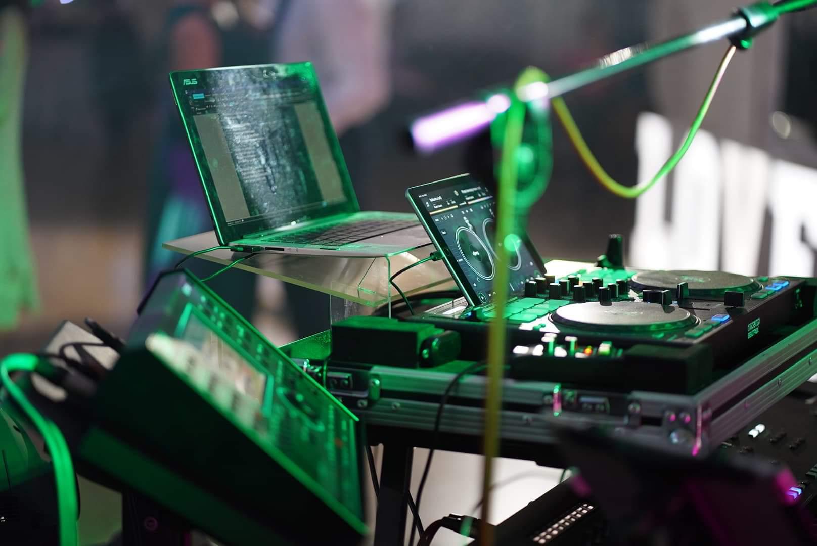 Laptop i konsoleta DJ-ska przygotowane do występu