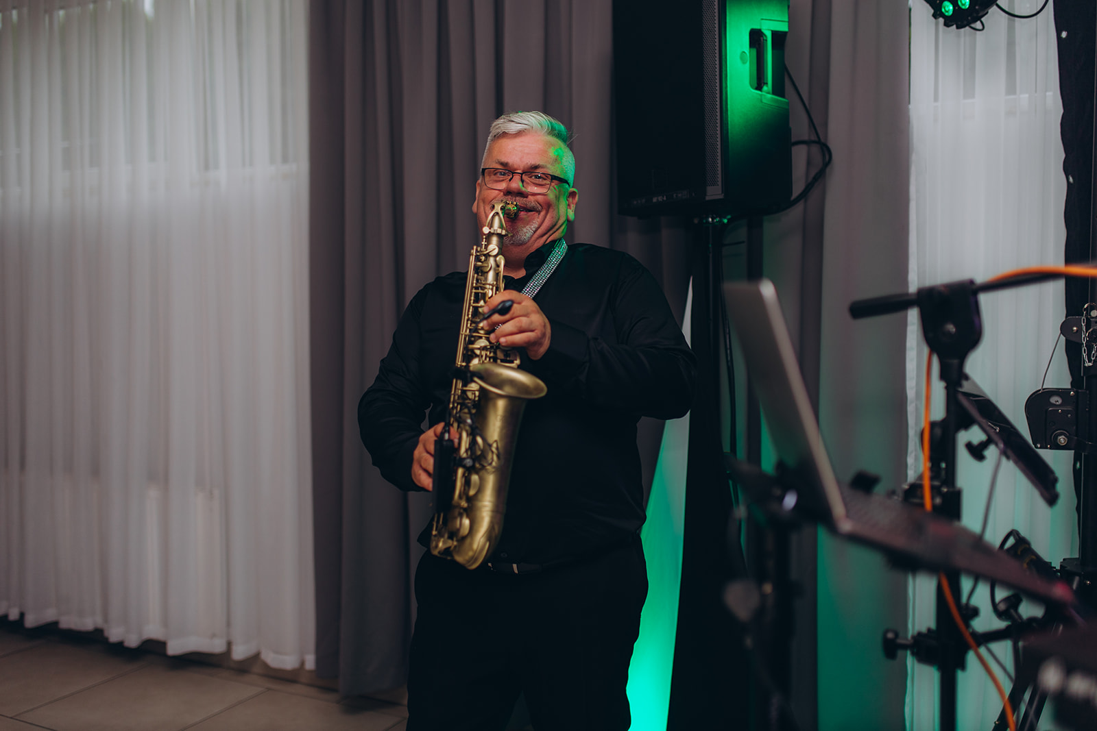 Wojtek Cieślak gra na saksofonie podczas wydarzenia