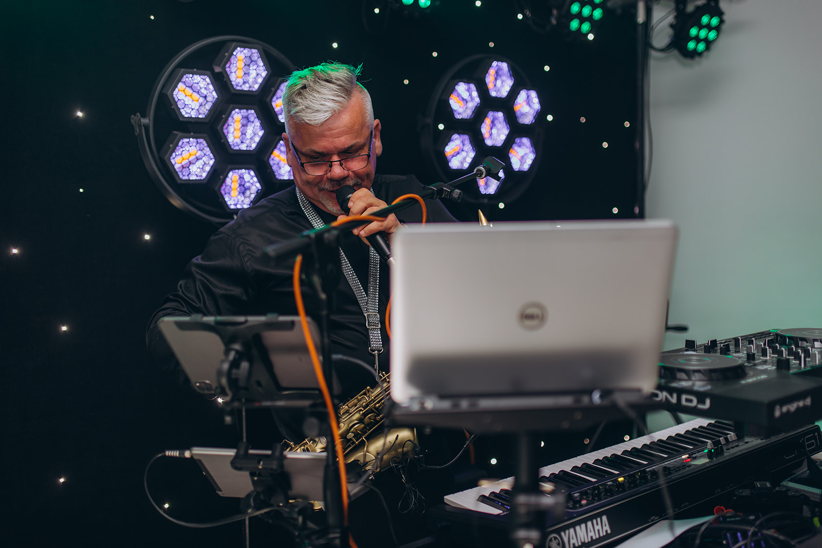 DJ Wojtek prowadzi imprezę przy stanowisku muzycznym