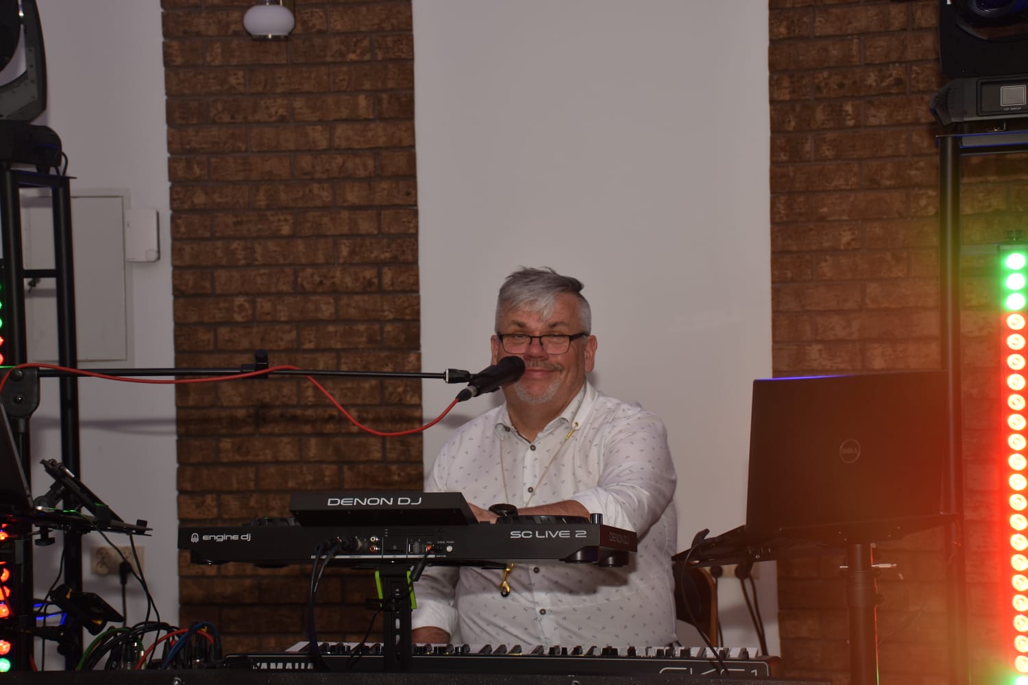 Wojtek przy stanowisku DJ-a i instrumentach klawiszowych