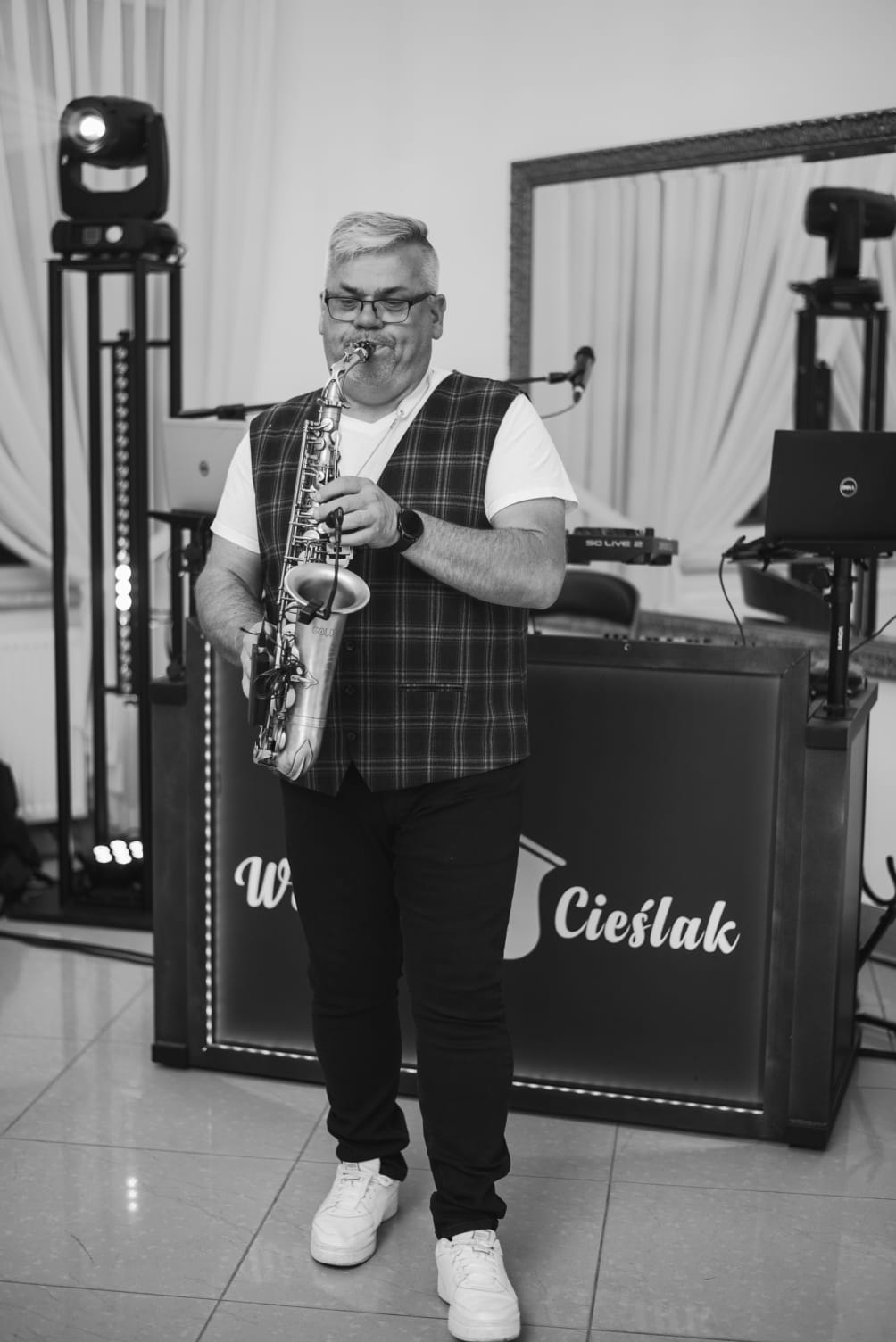 Wojtek Cieślak gra na saksofonie